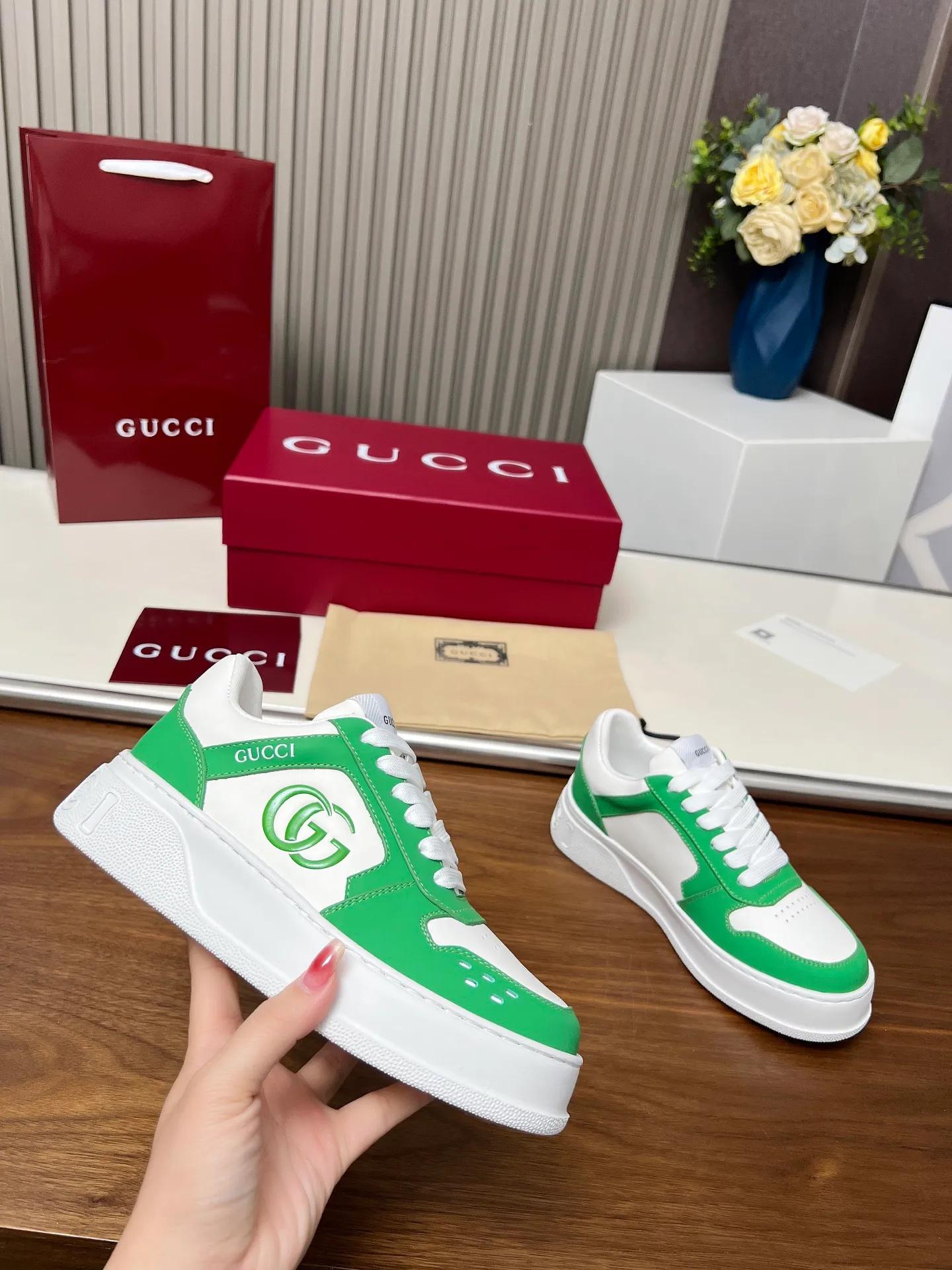 👟👟Ex-factory price 560👟👟Gucci casual sneakers, top version! Oil edge craftsmanship🌸🌸🌸1:1 reproduction. New model for early spring, creating a perfect style💣💣💣street style🔥🔥🔥Cool and stylish C-position fashionable outfit with retro and futuristic feel🌹🌹🌹Classic shoe shape, showing exquisite texture! Open mold to customize high-density outsole. Comes fully packaged. Size: Female 35-46. Fabric: Imported cowhide...men and women